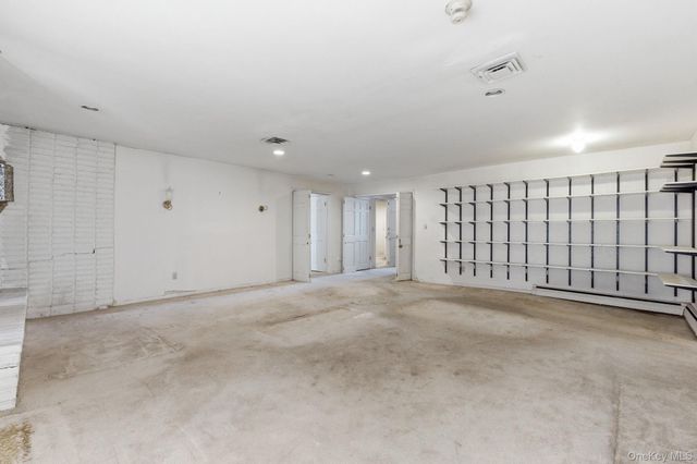 425 Old Courthouse Road, Manhasset Hills, NY 11040