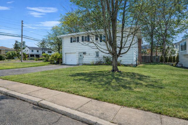 425 Old Courthouse Road, Manhasset Hills, NY 11040