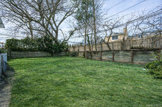 425 Old Courthouse Road, Manhasset Hills, NY 11040