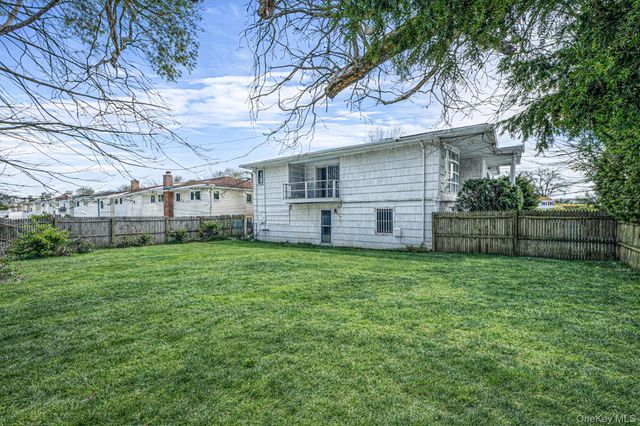 425 Old Courthouse Road, Manhasset Hills, NY 11040