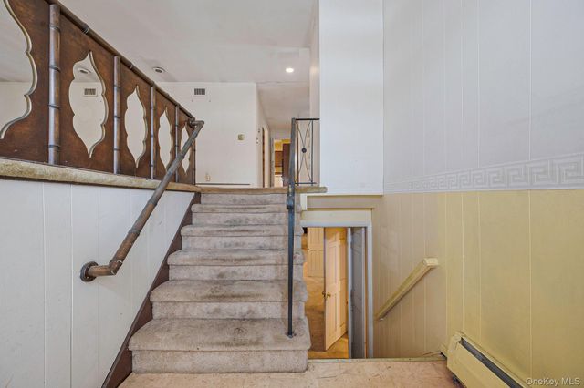 425 Old Courthouse Road, Manhasset Hills, NY 11040