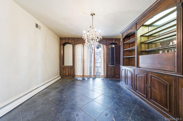 425 Old Courthouse Road, Manhasset Hills, NY 11040