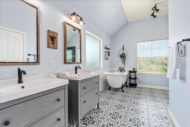 22113 Rose Grass LN, Spicewood, TX 78669