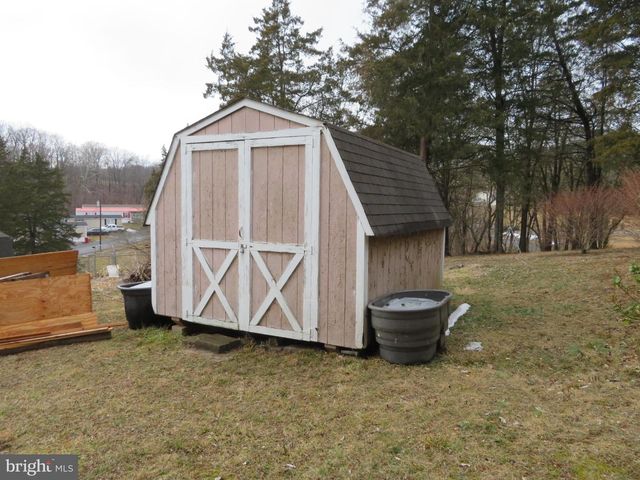 269 CRAWFORD QUARRY RD, Falling Waters, WV 25419