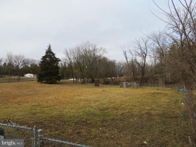 269 CRAWFORD QUARRY RD, Falling Waters, WV 25419