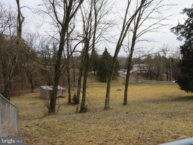 269 CRAWFORD QUARRY RD, Falling Waters, WV 25419