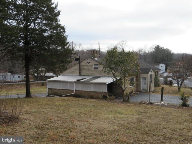 269 CRAWFORD QUARRY RD, Falling Waters, WV 25419