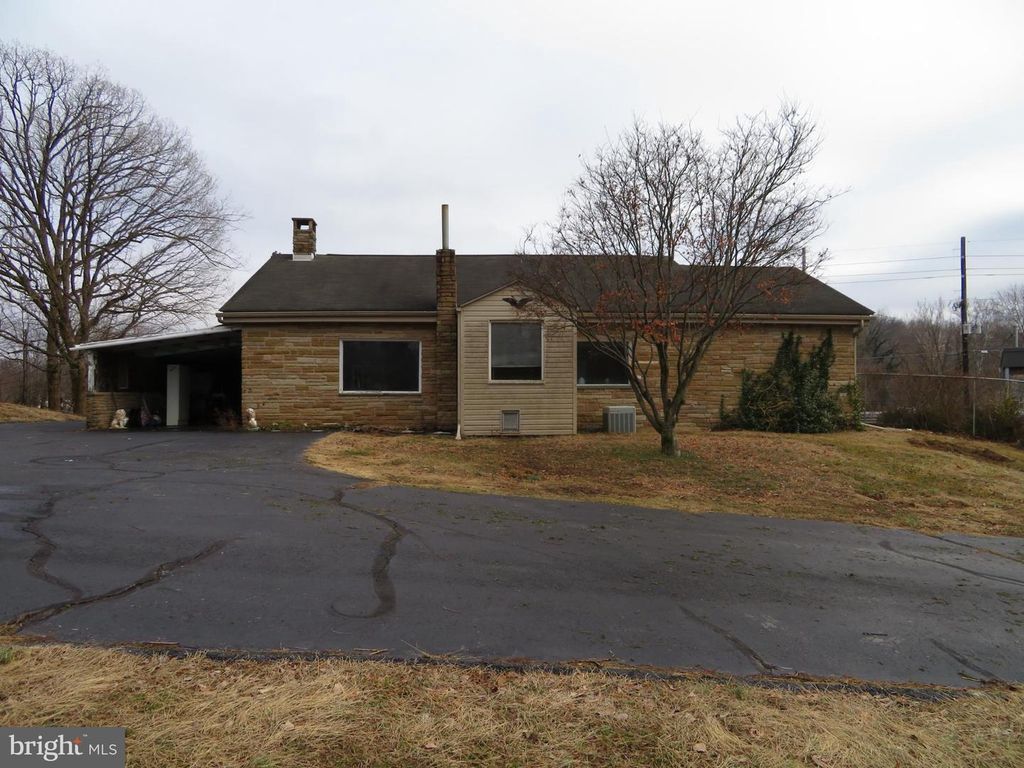 269 CRAWFORD QUARRY RD, Falling Waters, WV 25419