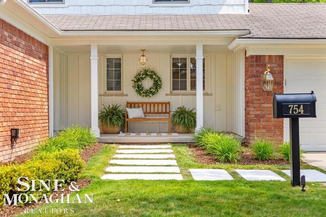 754 N Brys Drive, Grosse Pointe Woods, MI 48236