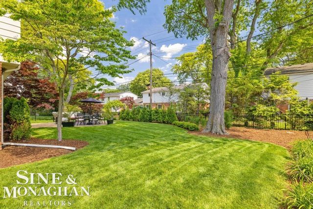 754 N Brys Drive, Grosse Pointe Woods, MI 48236
