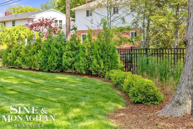 754 N Brys Drive, Grosse Pointe Woods, MI 48236