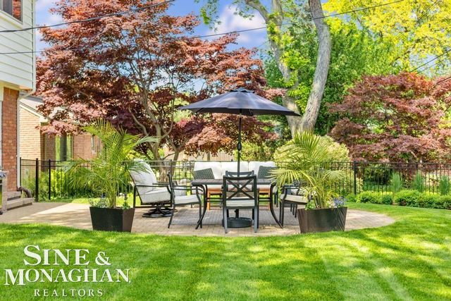754 N Brys Drive, Grosse Pointe Woods, MI 48236