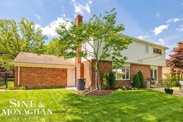 754 N Brys Drive, Grosse Pointe Woods, MI 48236