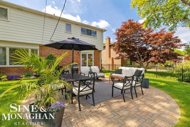 754 N Brys Drive, Grosse Pointe Woods, MI 48236