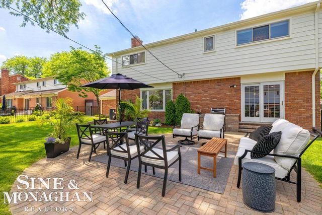 754 N Brys Drive, Grosse Pointe Woods, MI 48236