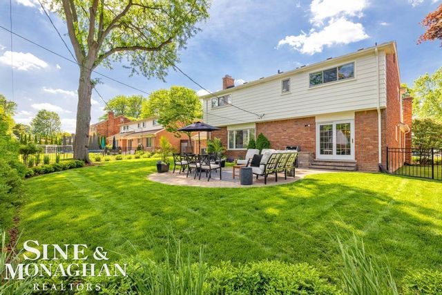 754 N Brys Drive, Grosse Pointe Woods, MI 48236