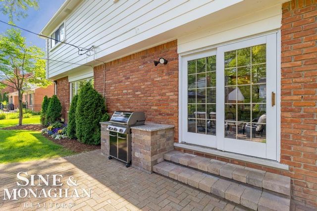 754 N Brys Drive, Grosse Pointe Woods, MI 48236