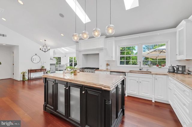 11229 HUNTOVER DR, Rockville, MD 20852