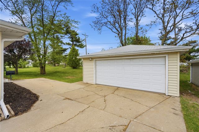 2058 42nd Street NE, Cedar Rapids, IA 52402