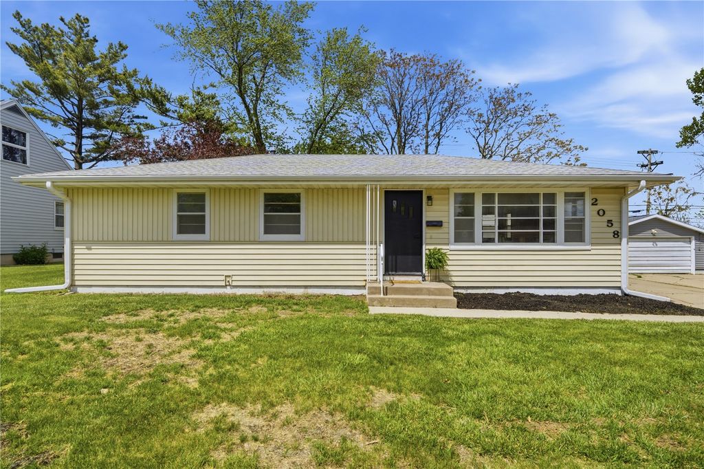 2058 42nd Street NE, Cedar Rapids, IA 52402