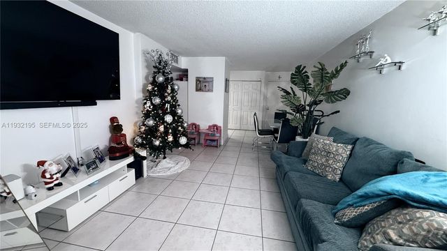 8860 Fontainebleau Blvd 103, Miami, FL 33172