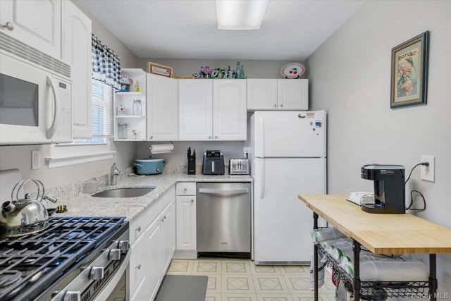 3909 Wilshire Lane 3909, Oakdale, NY 11769