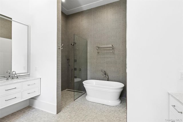 522 Wickapogue Road, Southampton, NY 11968