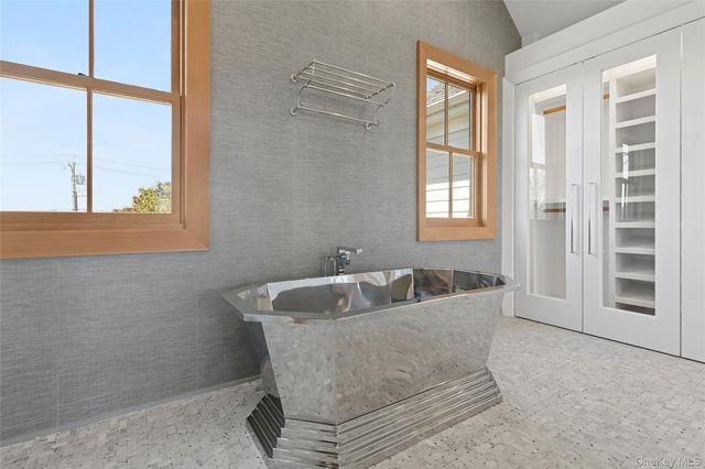 522 Wickapogue Road, Southampton, NY 11968