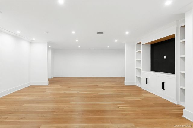 522 Wickapogue Road, Southampton, NY 11968