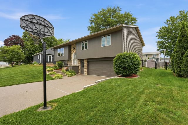 836 W 57th Street, Davenport, IA 52806