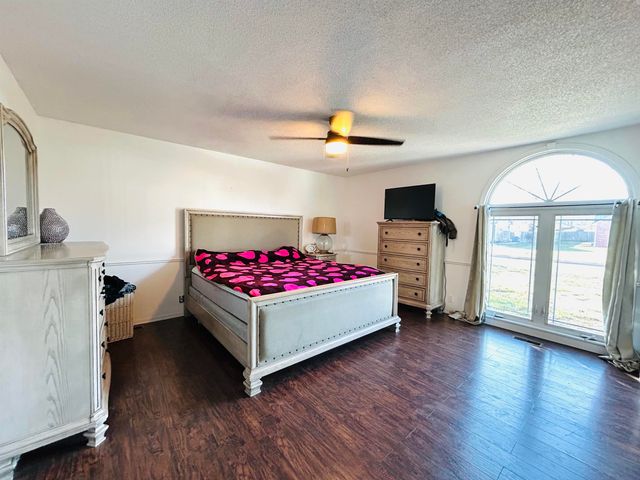 1822 N Redbarn Ln, Wichita, KS 67212