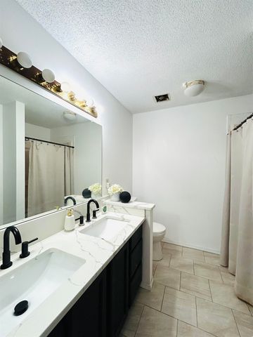 1822 N Redbarn Ln, Wichita, KS 67212