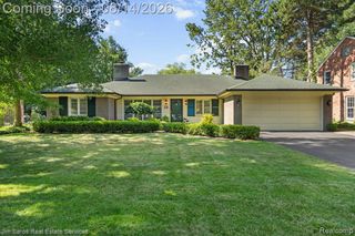 29 Hampton Road, Grosse Pointe Shores, MI 48236