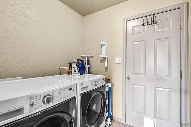 2403 Meadowlark Ln, Pueblo, CO 81008