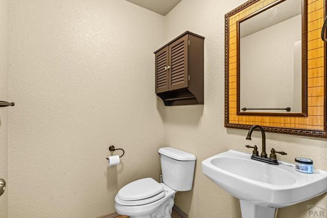 2403 Meadowlark Ln, Pueblo, CO 81008