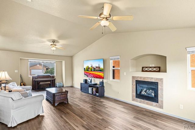 2403 Meadowlark Ln, Pueblo, CO 81008