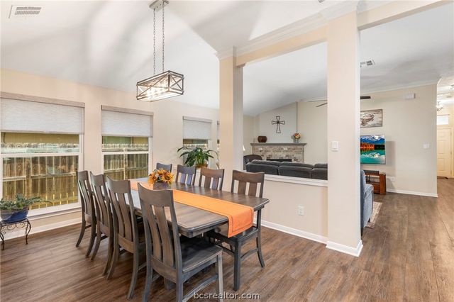 1702 Kingsgate Drive, Bryan, TX 77807