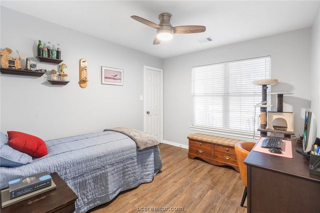 1702 Kingsgate Drive, Bryan, TX 77807