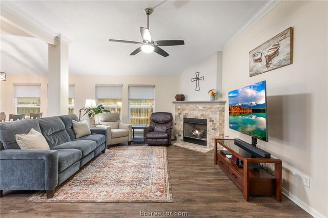 1702 Kingsgate Drive, Bryan, TX 77807