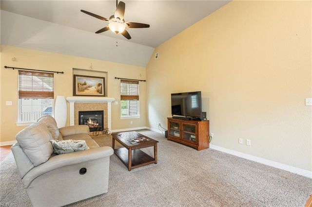1329 Penrose LN, Chesapeake, VA 23320