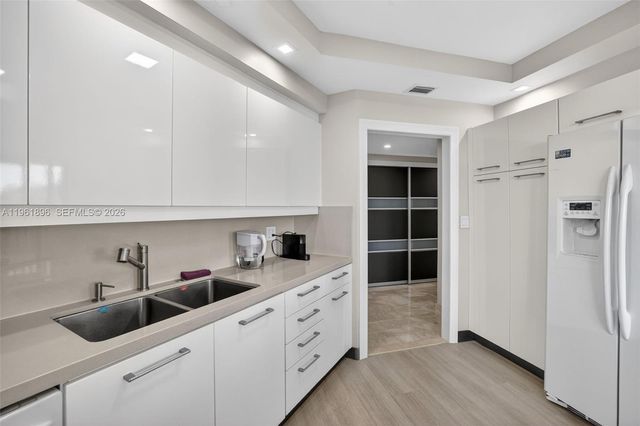 2000 Island Blvd 401, Aventura, FL 33160