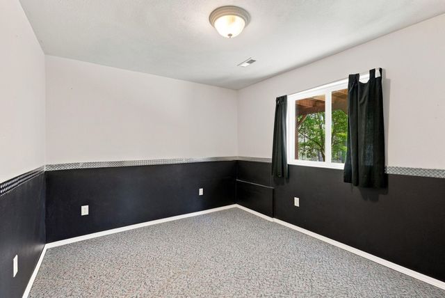 26208 E IDAHO PINES Ln, Newman Lake, WA 99025