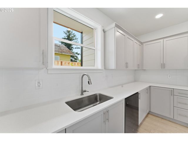 4752 N VANDERBILT St, Portland, OR 97203