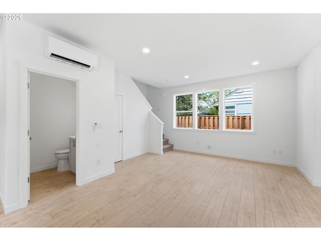 4752 N VANDERBILT St, Portland, OR 97203