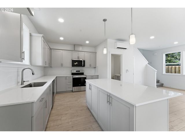 4752 N VANDERBILT St, Portland, OR 97203