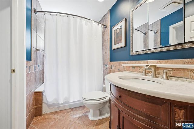 8 Nottingham Drive, East Brunswick, NJ 08816