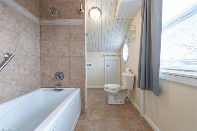 1864 Aquamarine DR, Virginia Beach, VA 23456