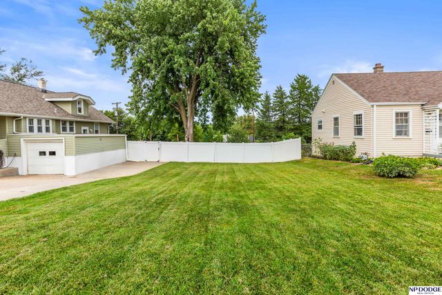 5880 Bancroft Street, Omaha, NE 68106