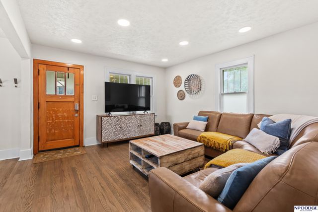 5880 Bancroft Street, Omaha, NE 68106