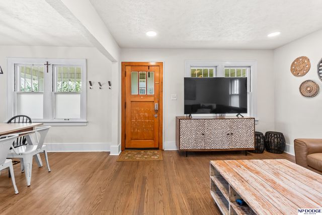 5880 Bancroft Street, Omaha, NE 68106